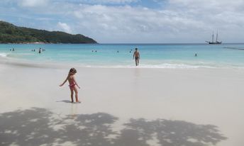 Seychelles, Praslin, Anse Lazio beach, child