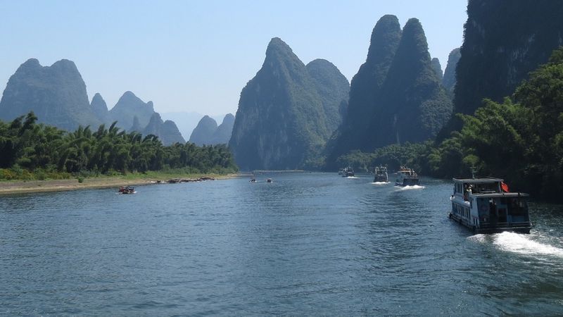 china-guilin-yangshuo-village-li-river.j