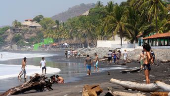 El Salvador, El Tunco beach, snags