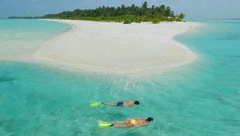 Maldives, Holiday Island Resort Dhiffushi, beach