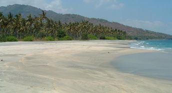 Lombok, Setangi beach, wet sand