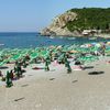 Черногория, Пляж Чань, зонтики