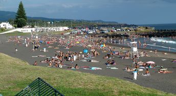 Sao Miguel, Praia das Milicias beach, crowd