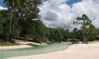 Vanuatu, Efate, Eton beach, creek