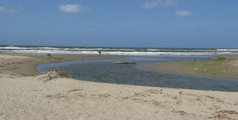 Italy, Lazio, Passo Oscuro beach, creek