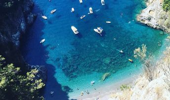 Italy, Amalfi, Cavallo Morto beach, boats