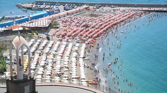 Italy, Campania, Meta beach, crowd