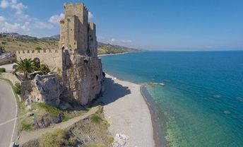 Italy, Calabria, Roseto Capo Spulico beach, castle