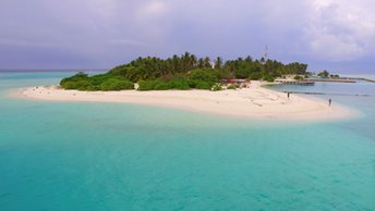 Maldives, Dhaalu, Hulhudheli island, beach