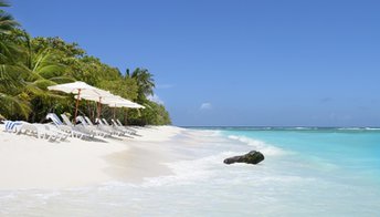 Maldives, Raa Atoll, Maakurathu island, beach