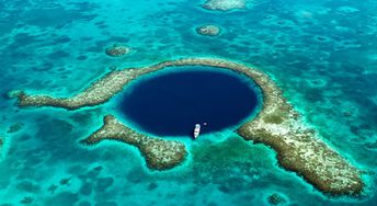 Belize, Lighthouse Reef, Great Blue Hole, ship