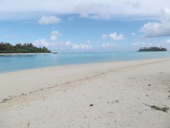 Cook Islands, Rarotonga, Muri beach, view to motu