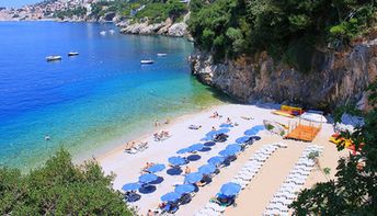 Croatia, Dubrovnik, Sveti Jakov beach, blue parasols