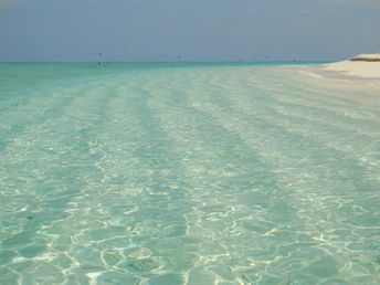 Maldives, Oe Dhuni Finolhu sandbank, clear water