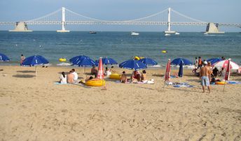 South Korea, Busan, Gwangalli beach, bridge