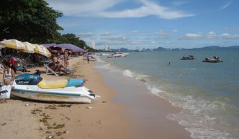 Таиланд, Паттайя, Пляж Джомтьен, мокрый песок