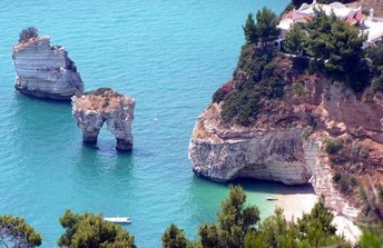 Italy, Apulia, Faraglioni beach