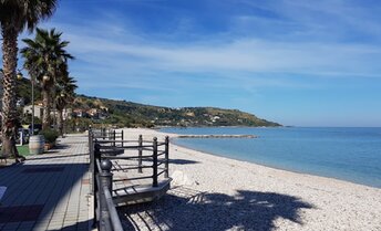 Italy, Abruzzo, Fossacesia Marina beach, palmed promenade