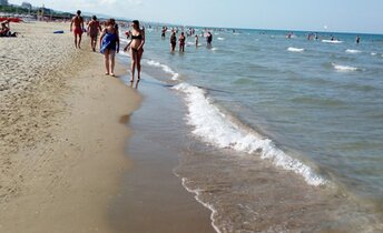 Italy, Abruzzo, Giulianova beach, water edge