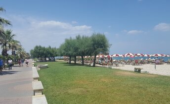 Italy, Abruzzo, Scerne beach, promenade