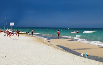 Italy, Abruzzo, Tortoreto Lido beach, water edge