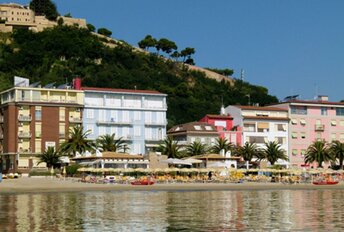 Italy, Marche, Cupra Marittima beach, Old Town atop