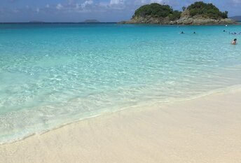 USVI, St. John, Cinnamon Bay beach, azure water