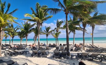 Mexico, Yucatan, Playa Maroma beach, sunbeds