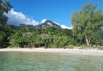 Сейшелы, Маэ, Пляж Пор-Глю-Лагун, вид с моря