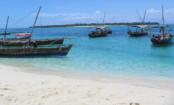 Танзания, Занзибар, Пляж Саншайн-бич, лодки на Мнембу