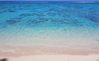 Cook Islands, Rarotonga, Moana Sands beach, azure water