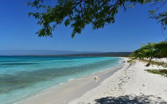 Dominicana, Bahia de las Aguilas beach, water edge