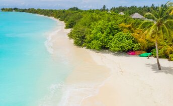 Maldives, Haa Dhaalu, Dhonakulhi island, beach