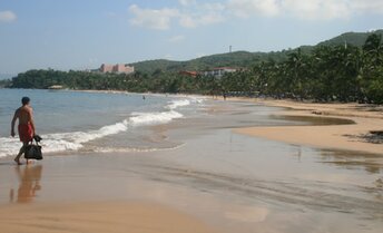 Mexico, Zihuatanejo bay, Playa Quieta beach, water edge