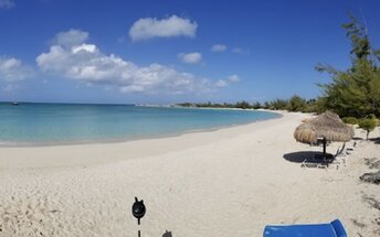 Bahamas, Cat Island, Fernandez Bay beach, tiki hut