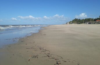 Brazil, Panaquatira beach, wet sand