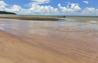 Brazil, Praia do Caura beach, wet sand