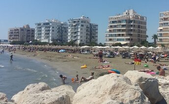 Кипр, Пляж Ларнака-Кастелла-Бич, вид с марины