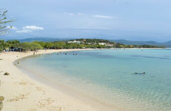 Dominicana, Playa La Ensenada beach, view to south