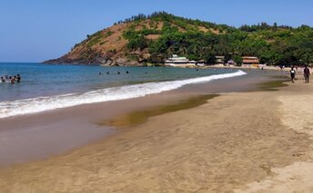 India, Karnataka, Kudle beach, water edge