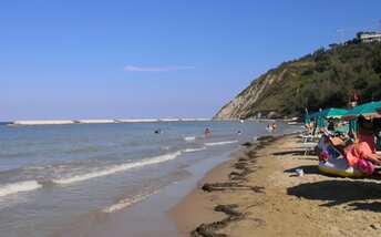 Italy, Emilia-Romagna, Cattolica beach, water edge