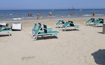 Italy, Emilia-Romagna, Rimini beach, sunbeds