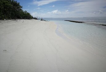 Maldives, Haa Dhaalu, Vaikaradhoo island, wet sand