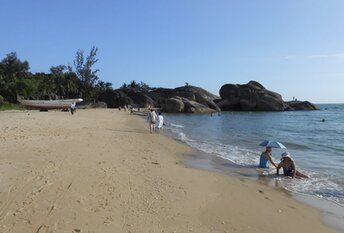 China, Hainan, Sanya Park beach, water edge