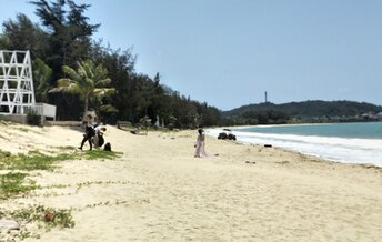 China, Hainan, Tufu Bay beach, left