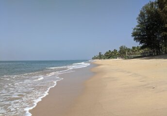 India, Karnataka, Dombe beach, wet sand