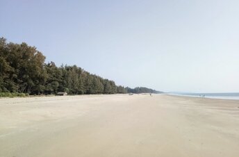 India, Karnataka, Nirvana beach, view to south