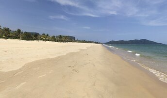 China, Hainan, Qingshuiwan beach, view to east