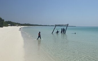 Maldives, Haa Alifu, Filladhoo island, beach
