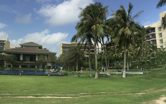 China, Hainan, Wanning, Shenzhou beach, pool & palms